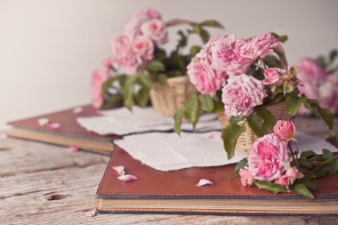 Ahşap masa üstünde not etmek ile pembe güller