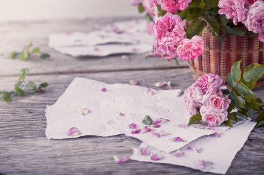 Ahşap masa raporları ile pembe güller