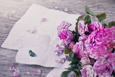 Ahşap masa raporları ile pembe güller