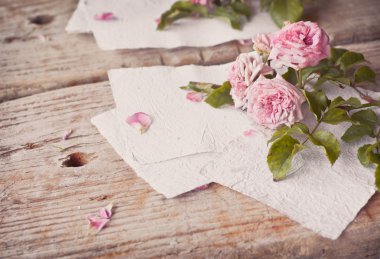 Ahşap masa raporları ile pembe güller