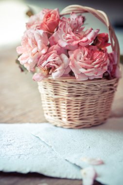 Pembe gül sepeti