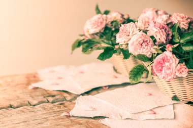 Ahşap masa raporları ile pembe güller