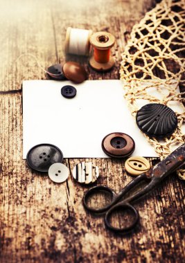 Makas, düğmeler ve bobin konu ile