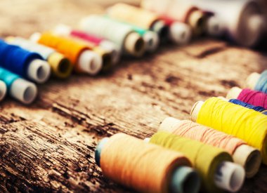 bobin ile renkli iplik