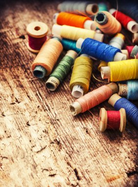 bobin ile renkli iplik