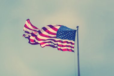 Mavi gökyüzünde Amerikan bayrağı