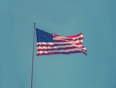 Mavi gökyüzünde Amerikan bayrağı