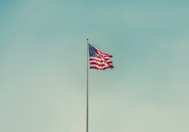 Mavi gökyüzünde Amerikan bayrağı