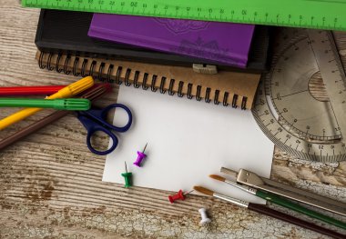 Beyaz kağıt, fırçalar, cetveller, bölücü, not defterleri ve makas