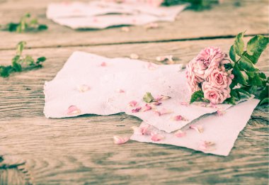 ahşap masa üstünde pembe güller