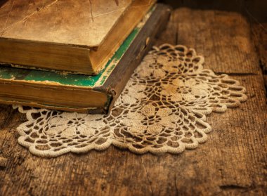 Kitaplar ve el beyaz bardak altlığı peçete yaptı