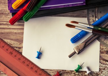 Beyaz kağıt, fırçalar, bölücü, cetvel ve renkli işaretleyicileri