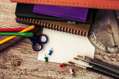 Beyaz kağıt, makas, fırçalar, bölücü, cetvel ve not defterleri