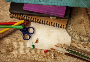 Kağıt, makas, bloknot, fırçalar, cetvel, bölücü ve renkli işaretleyicileri