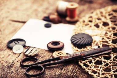 Makas, düğmeler ve bobin konu ile