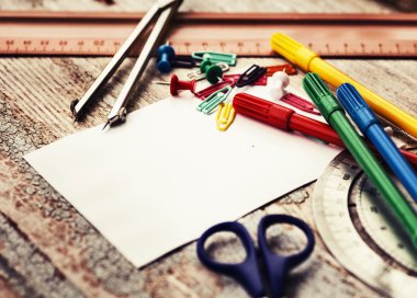 İşaretçileri, klipler, bölücü, cetveller, makas ve beyaz kağıt