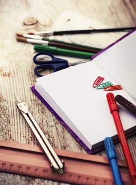 Defter, bölücü, makas, işaretçileri, fırçalar, cetvel ve Klipler