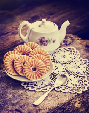 Ev yapımı bisküvi ile çay potu