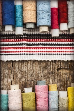 bobin konu ve çizgili kumaş