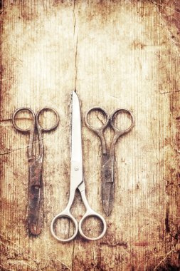 Eski ahşap arka plan için makaslar