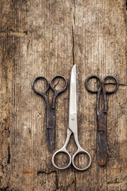 Eski ahşap arka plan için makaslar
