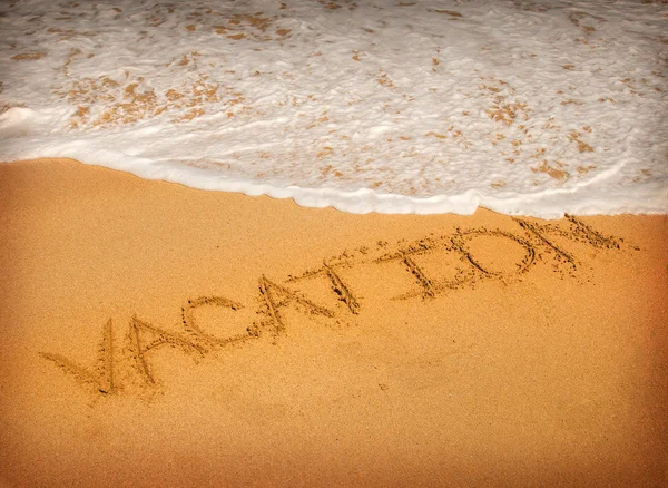 Semester som skriver på en strand, havet vågor — Stockfoto