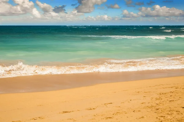 美しいビーチと熱帯の海 — ストック写真