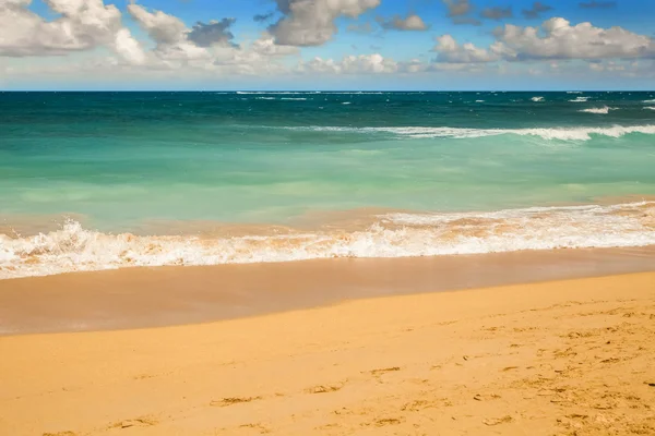 Bella spiaggia e mare tropicale — Foto Stock