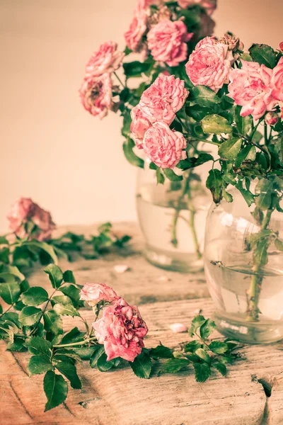 Rosas cor-de-rosa na mesa de madeira — Fotografia de Stock