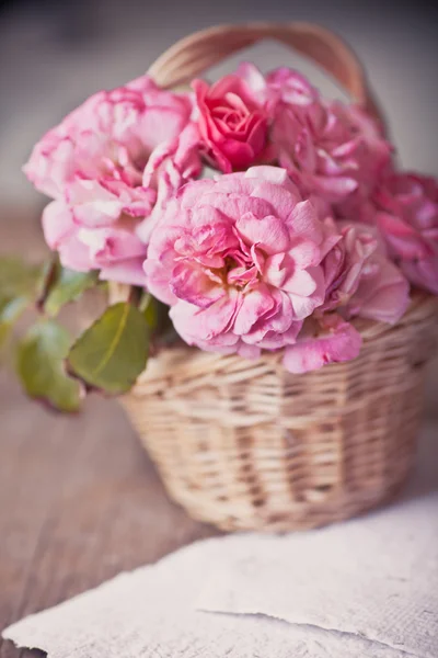 Rosas cor de rosa na cesta — Fotografia de Stock