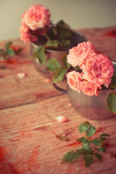 Róż na drewnianym stole — Zdjęcie stockowe