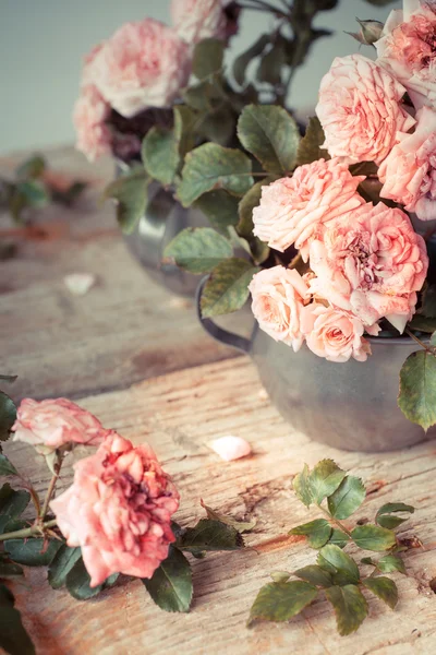 Rosas cor-de-rosa na mesa de madeira — Fotografia de Stock