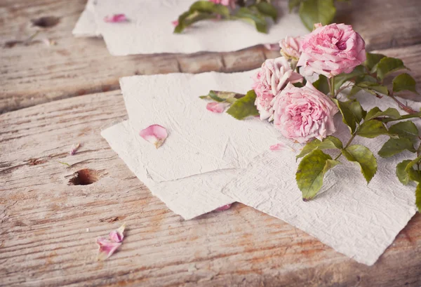 Ahşap masa raporları ile pembe güller