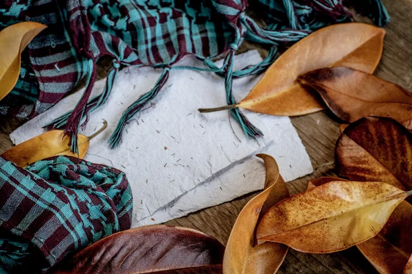 Hintergrund mit Blättern, Schal und Papieren — Stockfoto