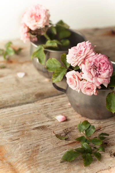 Roses roses sur table en bois — Photo