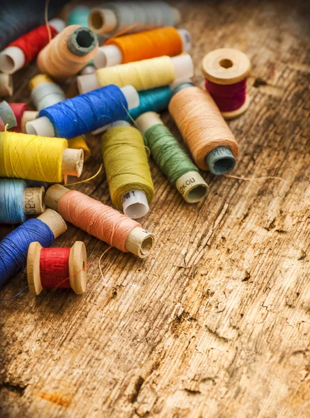 Klossen met kleurrijke draden — Stockfoto