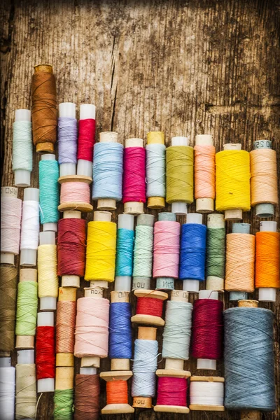 Боббины с разноцветными нитками — стоковое фото