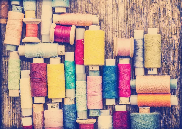 Боббины с разноцветными нитками — стоковое фото
