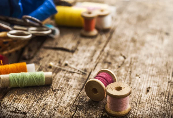 Schaar en spoelkokers met draden — Stockfoto