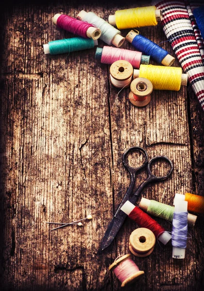 Scissors and bobbins with threads — Stock Photo, Image