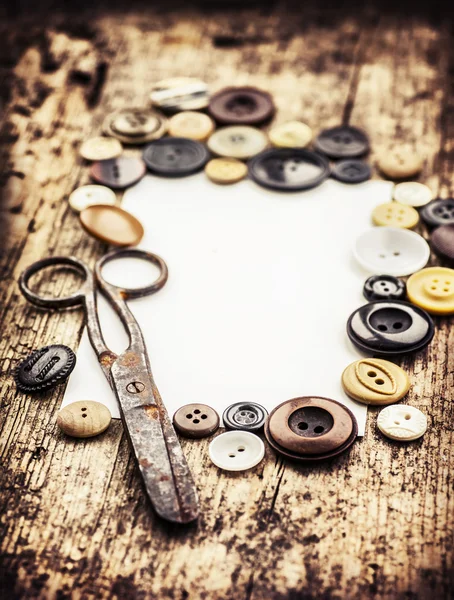 Vintage düğmeler ve makas — Stok fotoğraf