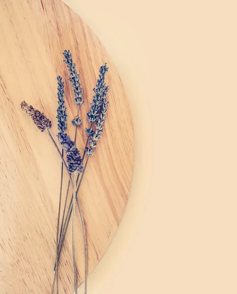 Flores de lavanda sobre fundo de madeira — Fotografia de Stock