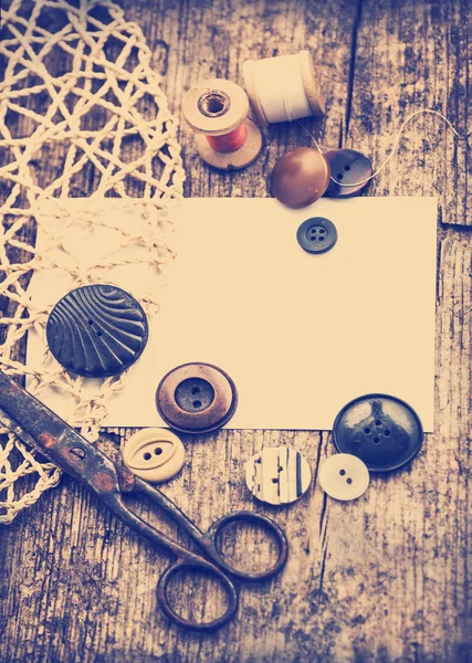 Forbici, bottoni e bobine con fili — Foto Stock