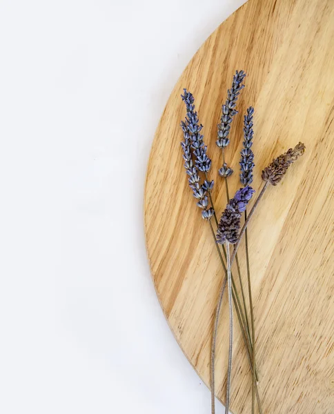 Flores de lavanda sobre fundo de madeira — Fotografia de Stock