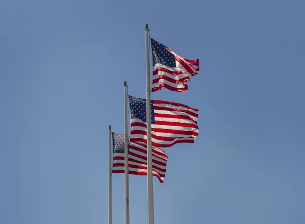 Banderas americanas en el cielo azul —  Fotos de Stock