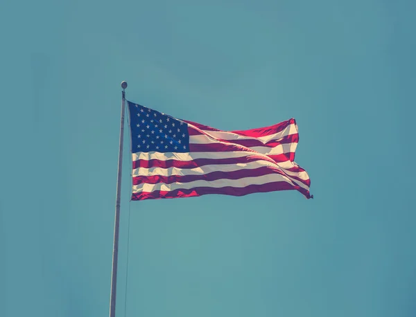 Bandera americana en el cielo azul —  Fotos de Stock