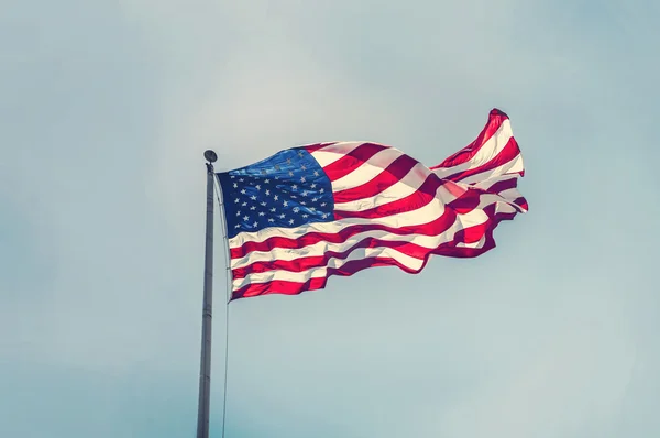 Американский флаг на голубом небе — стоковое фото