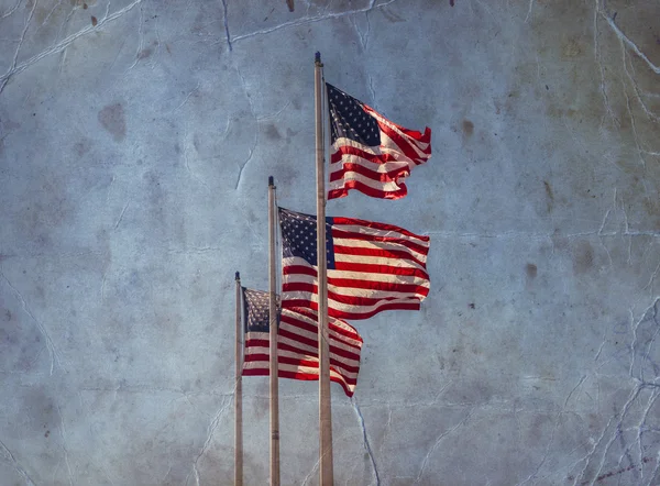 Американские флаги на голубом небе — стоковое фото