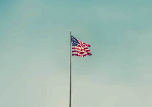 Bandiera americana su cielo blu — Foto Stock