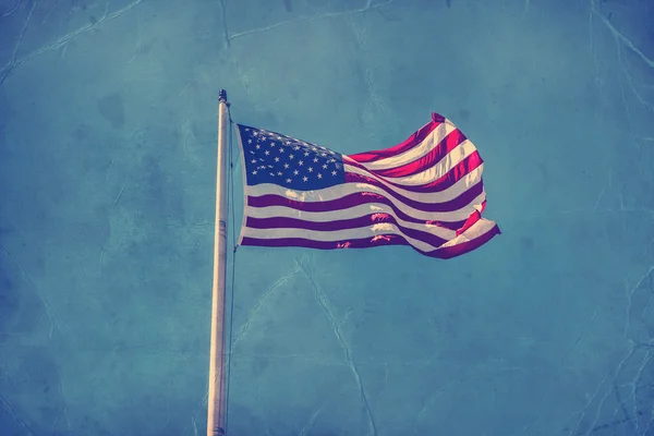 푸른 하늘에 있는 미국 국기 — 스톡 사진